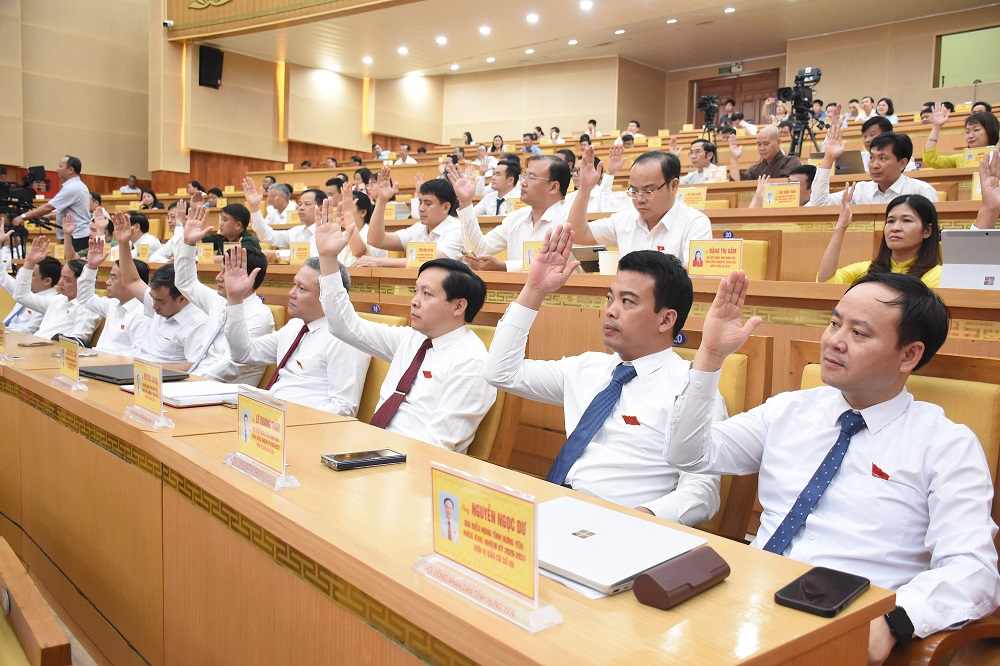 Các đại biểu HĐND tỉnh biểu quyết thông qua các nhóm nghị quyết tại Kỳ họp. Ảnh: Cổng TTĐT tỉnh Hưng Yên