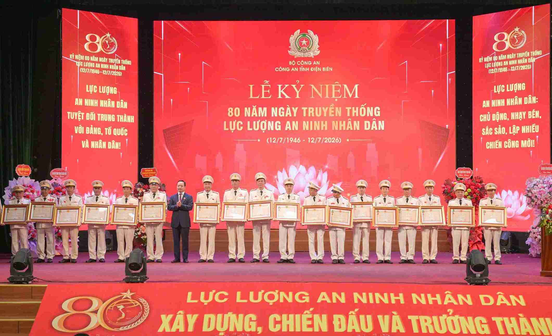 Authorized by the President, Mr. Tran Tien Dung - Secretary of Dien Bien Provincial Party Committee awarded the Third-class Fatherland Protection Medal to individuals. Photo: Dien Bien Police
