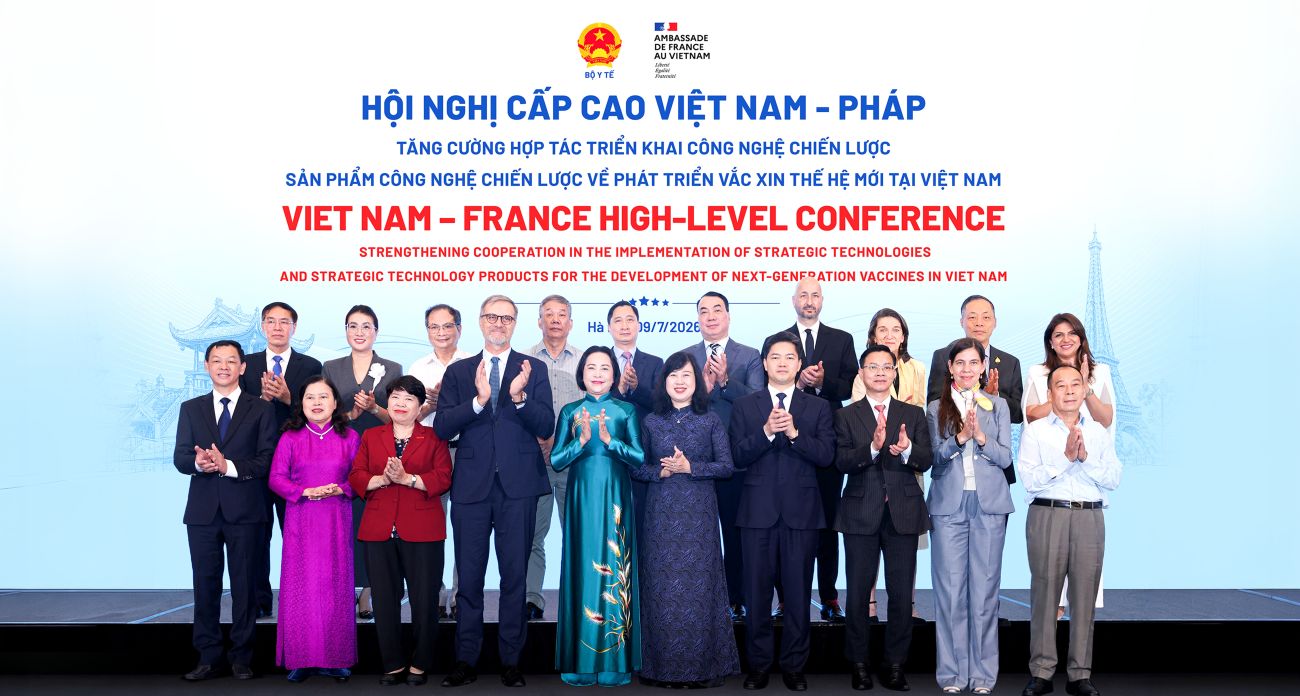 The high-level conference was attended by leaders of the Party, State, Government, National Assembly; leaders of central departments, ministries, and sectors; Vietnamese Ministry of Health; French Embassy in Vietnam; representatives of the World Health Organization (WHO), United Nations Children's Fund (UNICEF); experts, scientists, Sanofi Pharmaceutical Group and Vietnam Vaccine Company (VNVC). Photo: VNVC