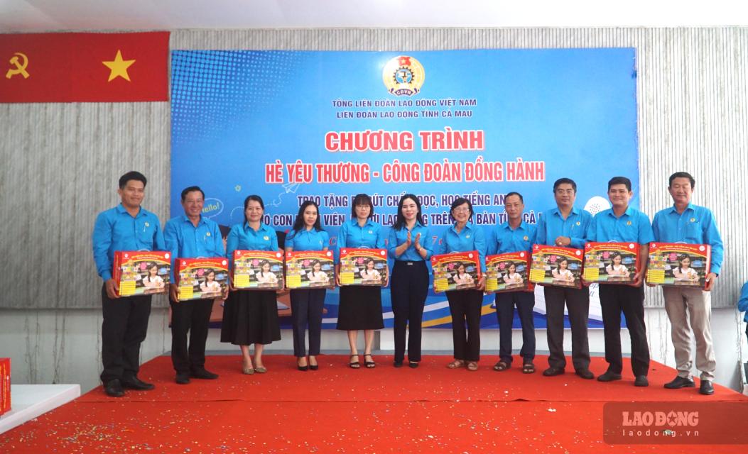 Đại  diện CĐCS nhận quà về trao cho các cháu học sinh. Ảnh: Nhật Hồ.