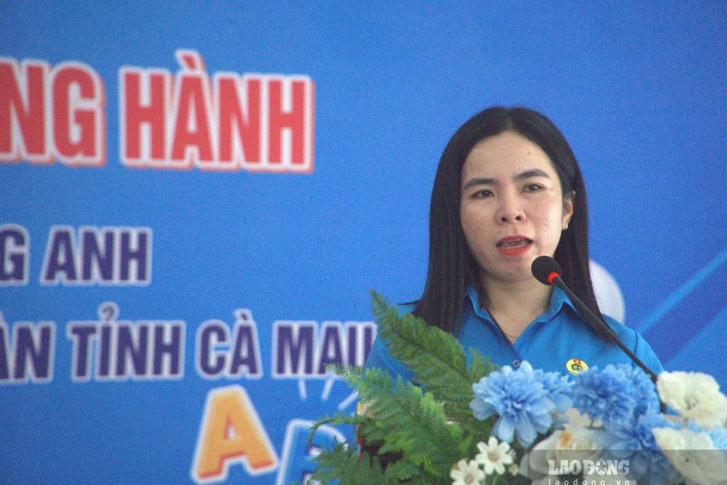 Phó chủ tịch LĐLĐ Cà Mau Ngô Diễm Phúc phát biểu tại buổi trao quà. Ảnh: Nhật Hồ.
