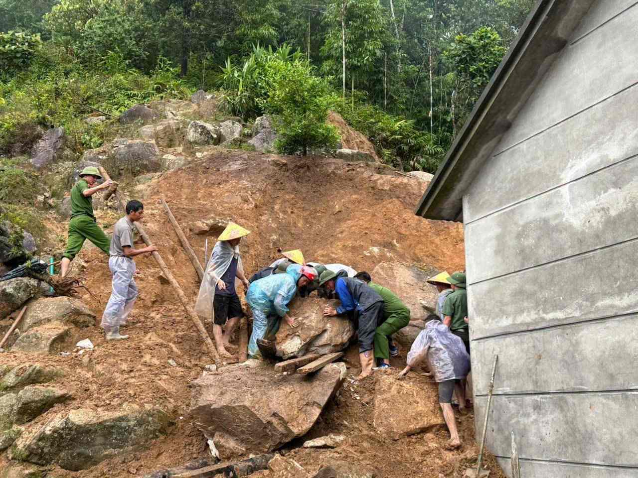 Sin Suoi Ho Commune Police support people to overcome the consequences of prolonged heavy rain. Photo: Lai Chau Police