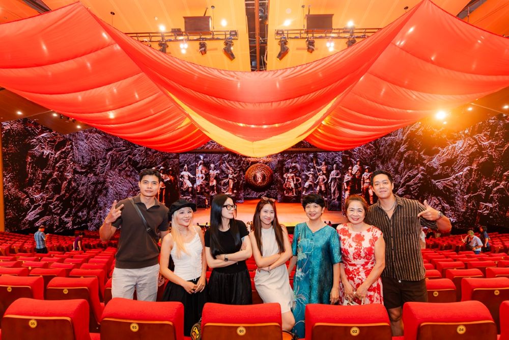 Khoảnh khắc check in dưới lá cờ Tổ quốc khép lại hành trình thưởng thức “Đất Nước Thiên Hùng Ca”