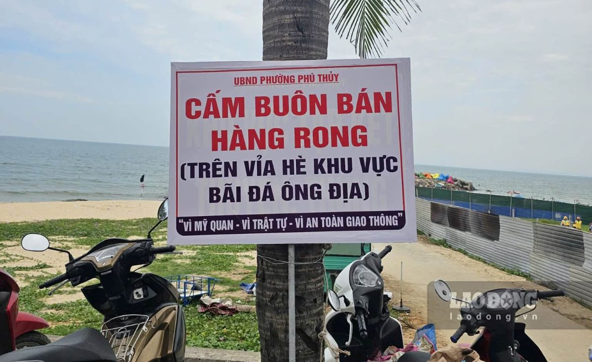Bảng cấm buôn bán hàng rong tại lề đường ở khu vực bãi Đá Ông Địa. Ảnh: Duy Tuấn 