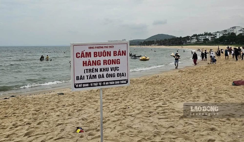UBND phường Phú Thủy cắm biển cấm bảng hàng rong tại bãi biển Đá Ông Địa. Ảnh: Duy Tuấn 
