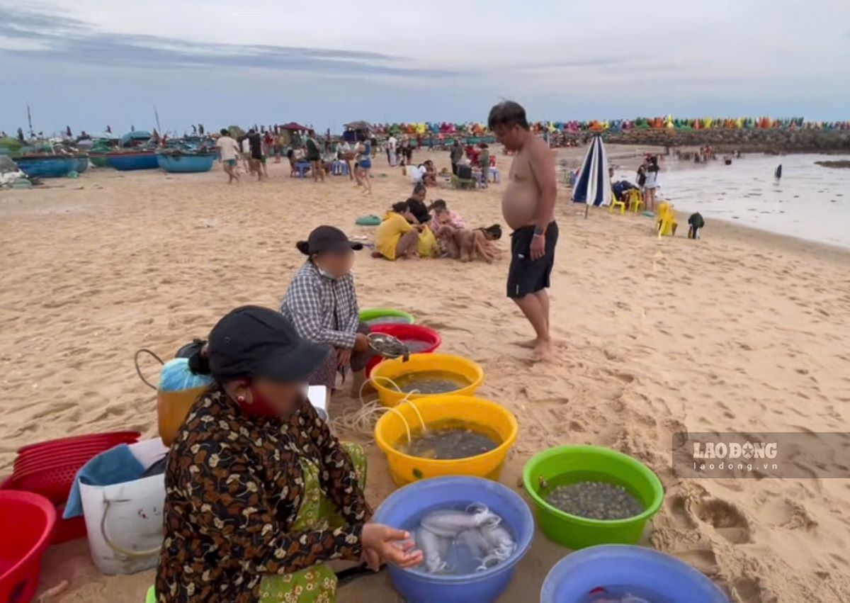Tourists reflect on the phenomenon of selling poor quality seafood at Ong Dia Rock Beach. Photo: Duy Tuan