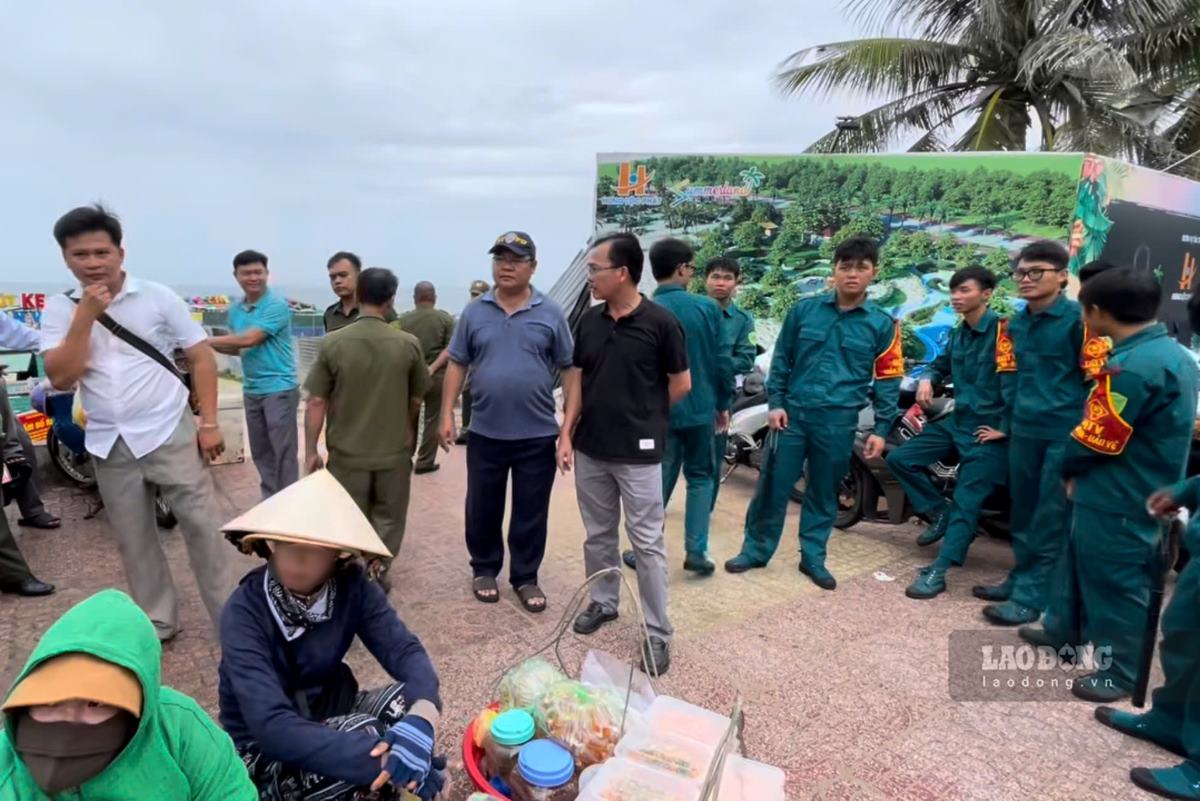 Lãnh đạo phường cùng lực lượng chức năng ra quân kiểm tra hoạt động bán hàng rong tại khu vực. Ảnh: Duy Tuấn 