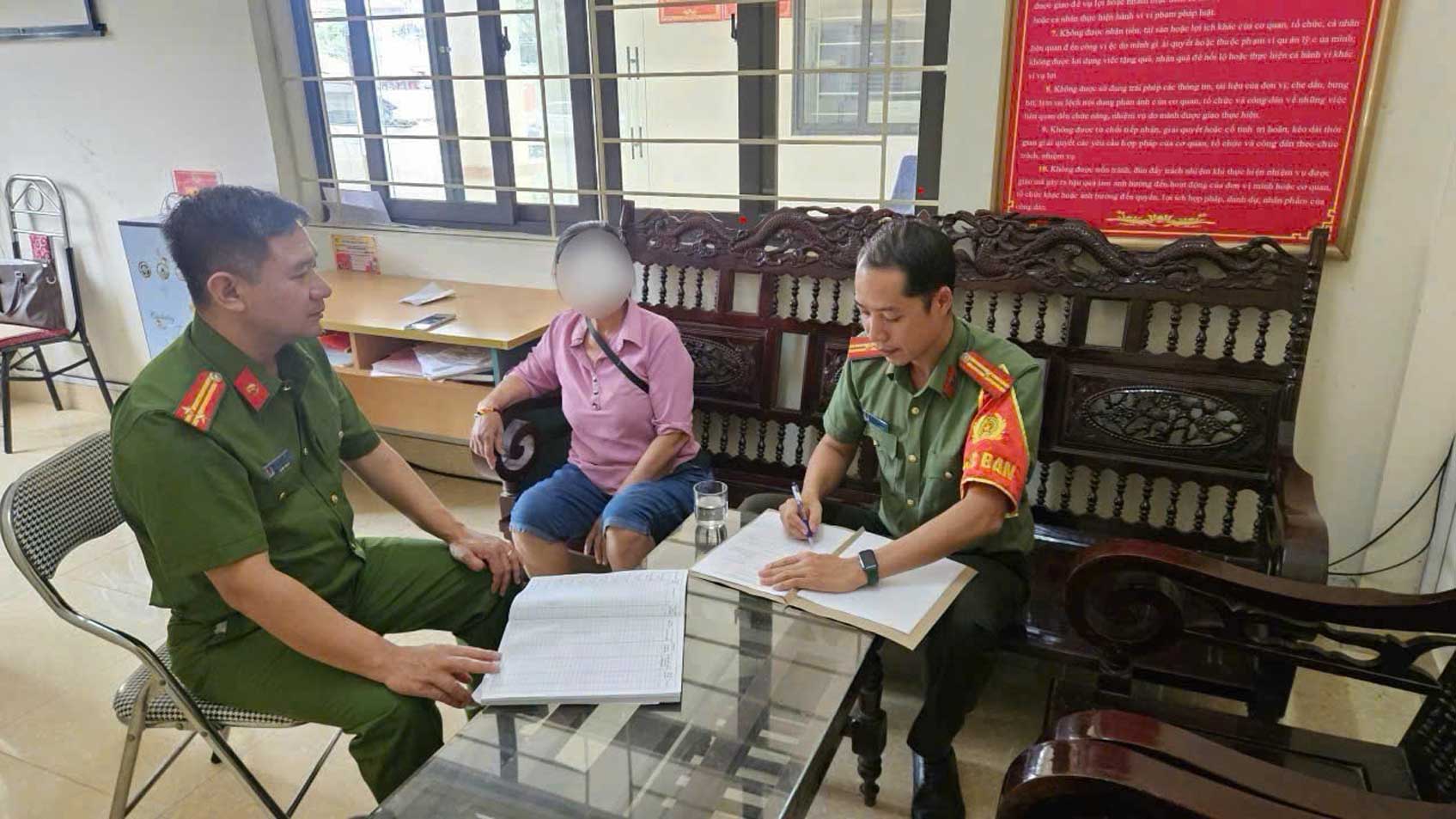Bat Xat Commune Police promptly prevented a case of fraud sending international gifts, helping people avoid losing 140 million VND. Photo: Lao Cai Police