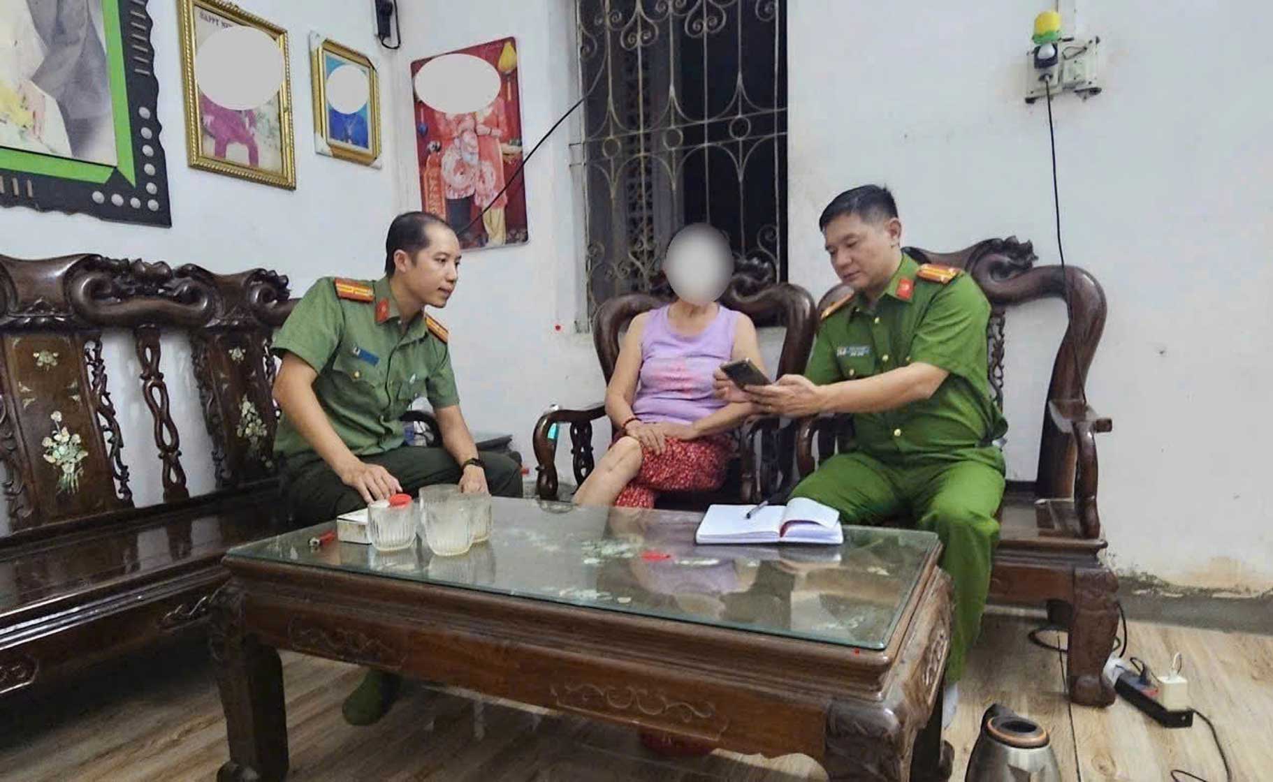 Công an xã Bát Xát tăng cường tuyên truyền về các phương thức, thủ đoạn lừa đảo trên không gian mạng cho người dân. Ảnh: Công an tỉnh Lào Cai