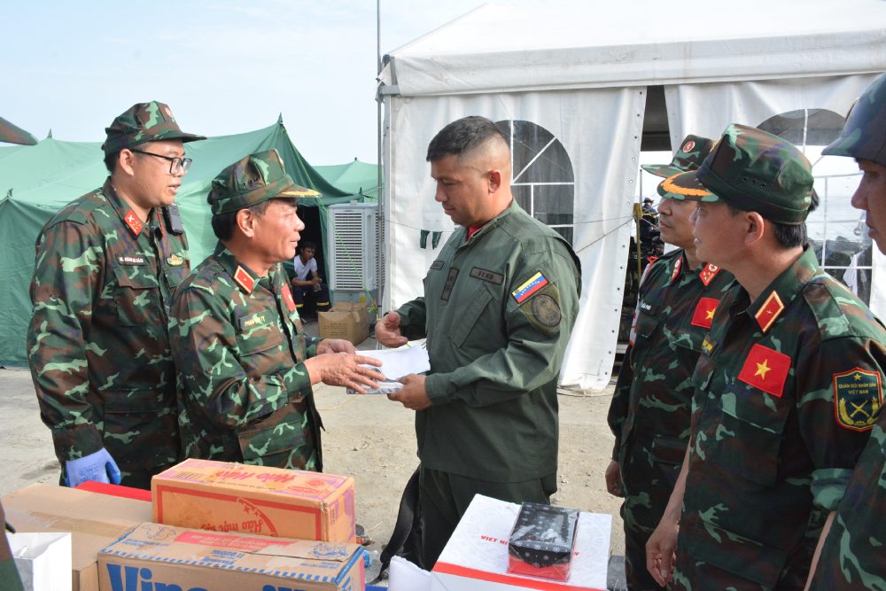 Thiếu tướng Phạm Văn Tỵ, Trưởng đoàn Việt Nam trao quà tặng Trung tá Raúl Serrano Chacón.