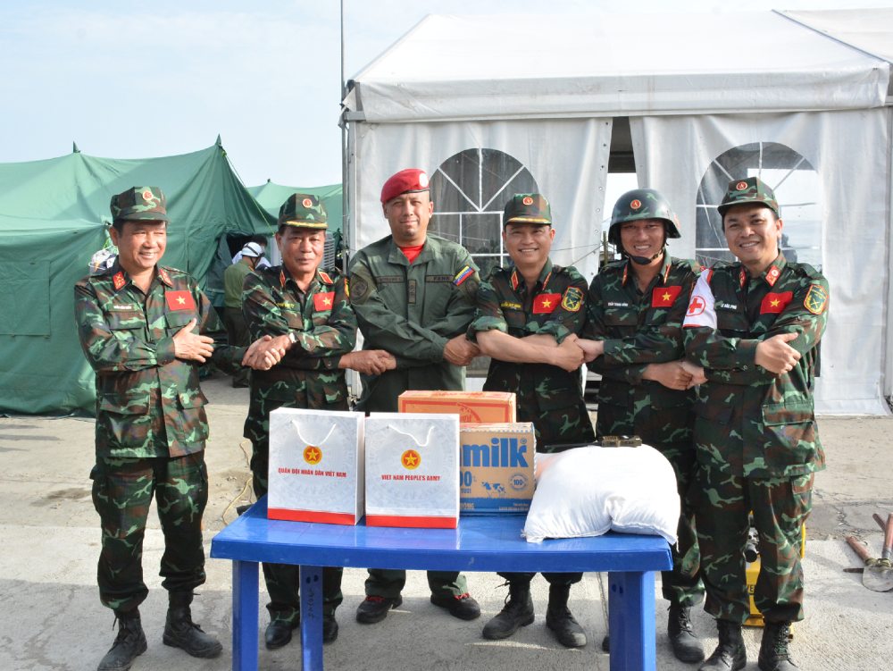 The Vietnamese delegation presents gifts and thanks Lieutenant Colonel Raúl Serrano Chacón for his support during his mission in Venezuela. Photo: Department of Propaganda and Training