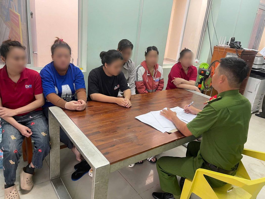 Công an triệu tập làm việc, xử lý nhóm đối tượng đánh nhau trước cổng công ty. Ảnh: Công an phường Thuận Giao