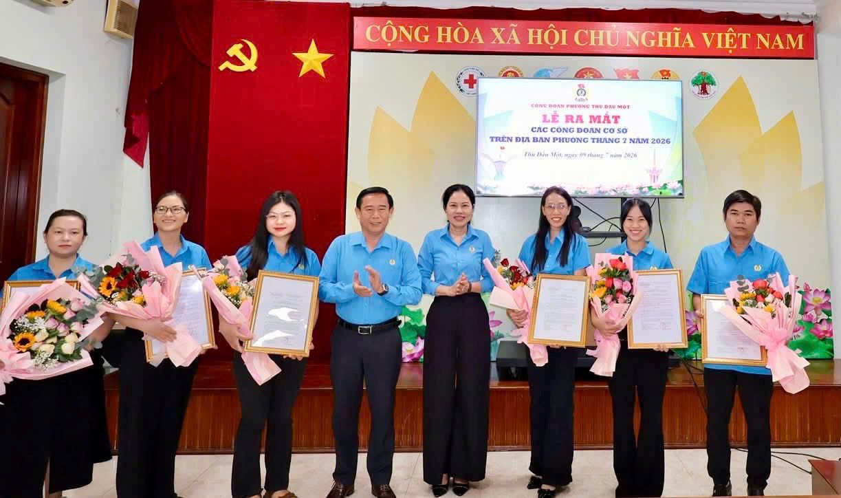 Launching ceremony and awarding decisions to establish 6 grassroots trade unions in Thu Dau Mot ward. Photo: Provided by Thu Dau Mot Ward Trade Union