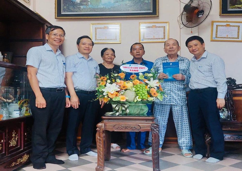 Leaders of VNPT Group and VNPT Trade Union visit the family of Mr. Tran Ngoc Nam - VNPT Phu Xuan worker. Photo: Tam Thuan - VNPT Hue Trade Union