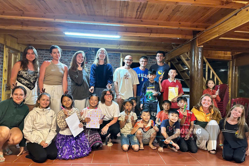 International tourists visit the class, give pens and notebooks to students. Photo: Pham Quynh