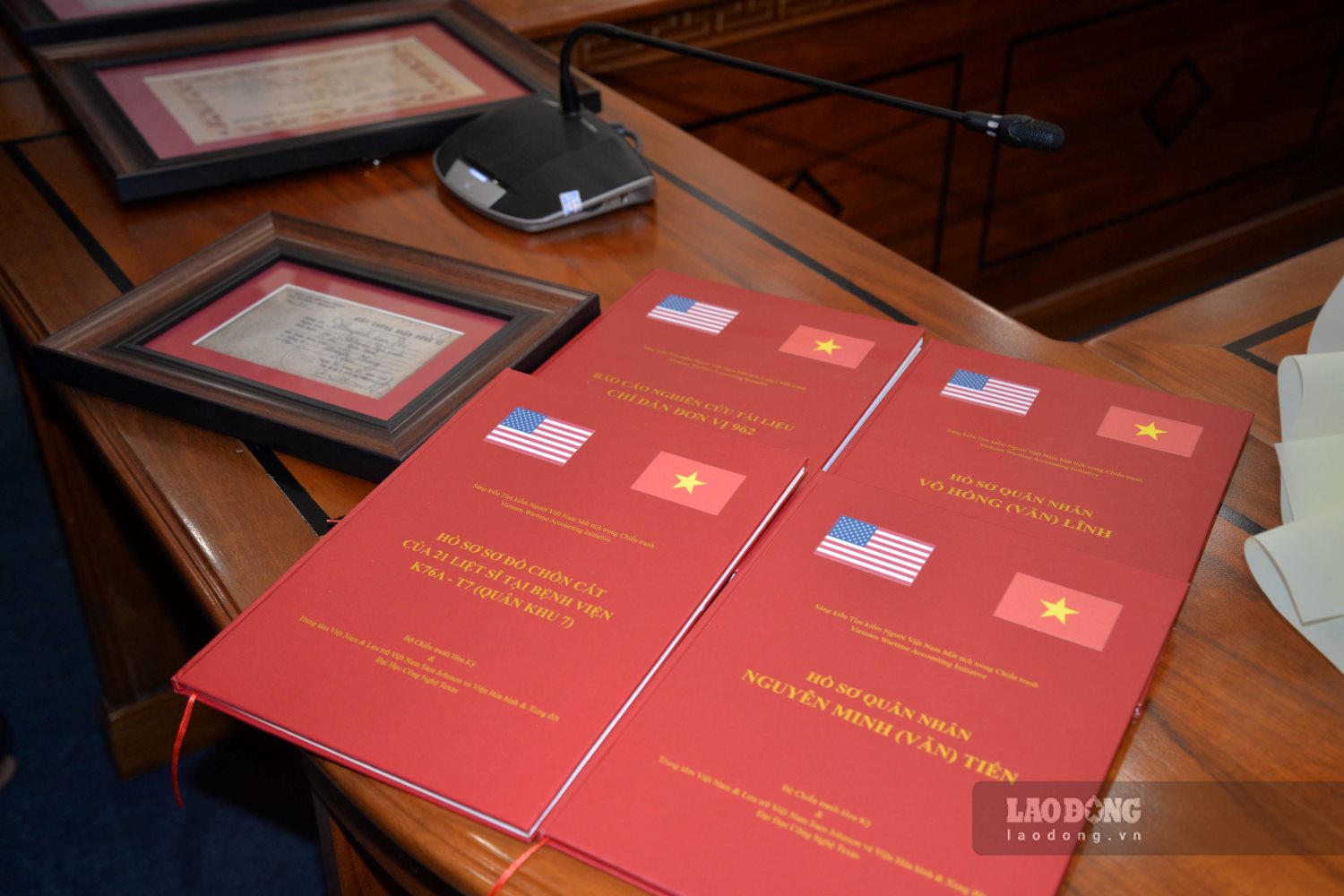 Hồ sơ liệt sĩ và hồ sơ chỉ dẫn sơ đồ chôn cất 21 liệt sĩ tại Bệnh viện K76A. Ảnh: Minh Quân