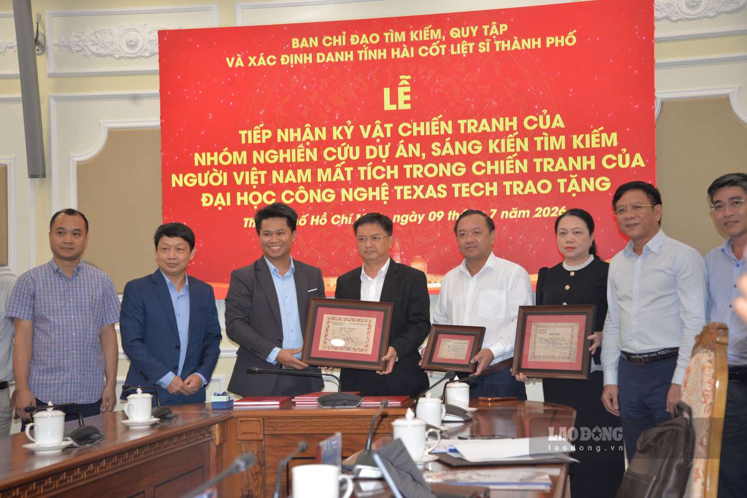 Mr. Nguyen Manh Cuong - Vice Chairman of Ho Chi Minh City People's Committee (5th from right) receives dossiers, war memorabilia and documents. Photo: Minh Quan