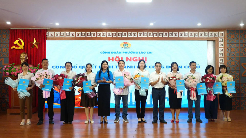 Trao quyết định thành lập công đoàn. Ảnh: Công đoàn phường Lào Cai