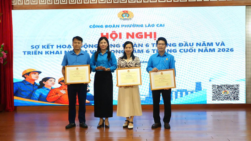 Tặng bằng khen cho đơn vị, cá nhân có thành tích xuất sắc. Ảnh: Công đoàn phường Lào Cai