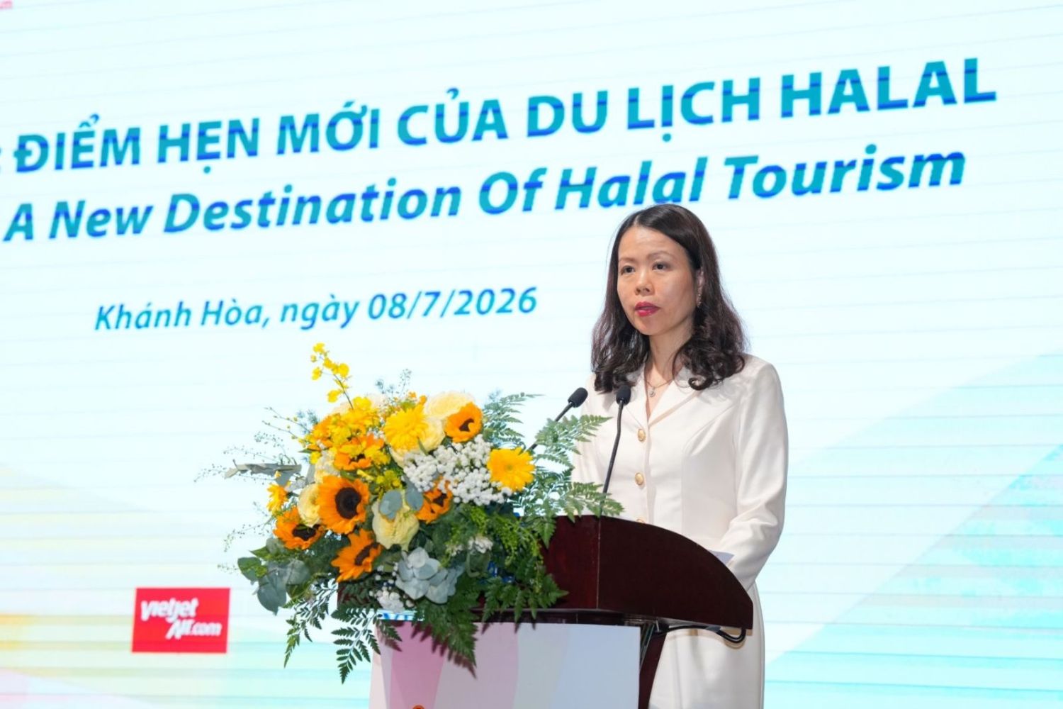 Thứ trưởng Ngoại giao Nguyễn Minh Hằng chia sẻ tại hội nghị. Ảnh: Vietjet