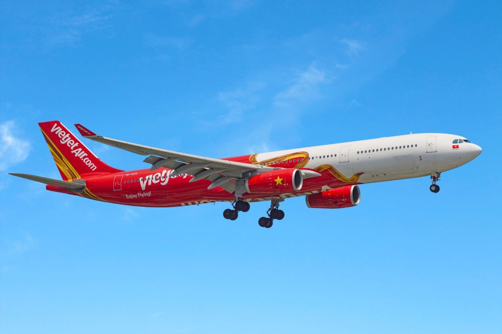 Vietjet hiện khai thác hơn 135 đường bay trong nước và quốc tế, góp phần thúc đẩy kết nối, phát triển kinh tế và du lịch tại các địa phương mà hãng có đường bay tới. Ảnh: Vietjet