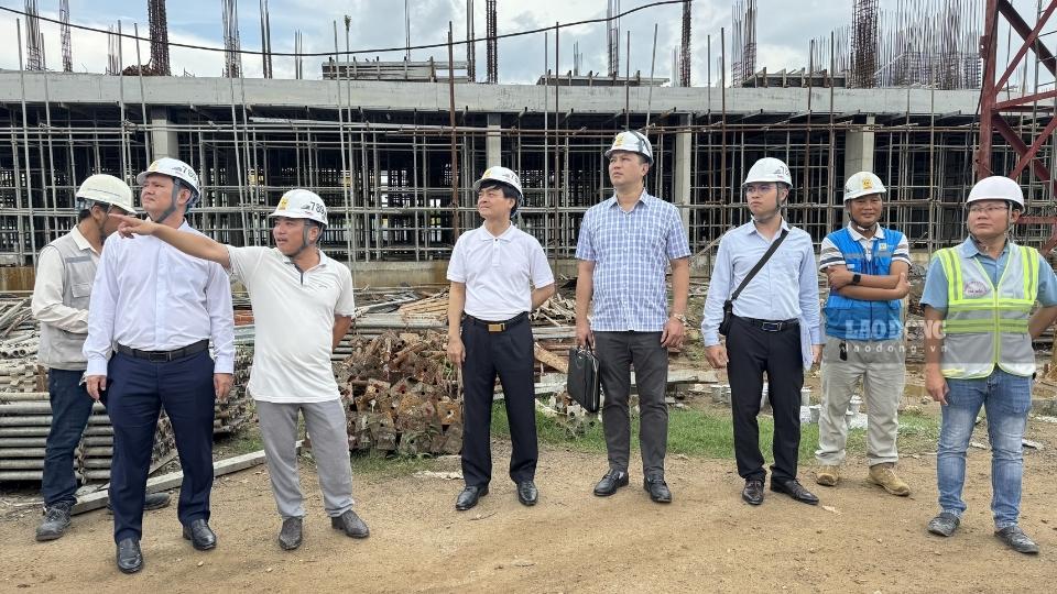 Đoàn công tác Tổng Liên đoàn Lao động Việt Nam kiểm tra tiến độ thi công Dự án nhà ở xã hội Công đoàn Giao Long. Ảnh: Hoàng Lộc