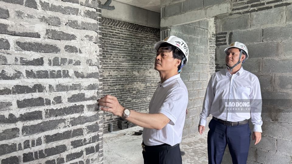 Ông Lê Văn Nghĩa - Phó Chủ tịch Tổng Liên đoàn Lao động Việt Nam kiểm tra thực tế Dự án nhà ở xã hội Công đoàn Giao Long tại tỉnh Vĩnh Long. Ảnh: Hoàng Lộc