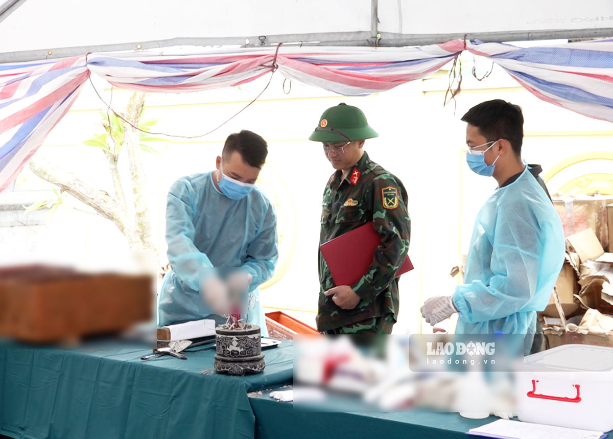 Taking martyr remains samples at Viet Hung Cemetery, Quang Ninh province. Photo: Doan Hung