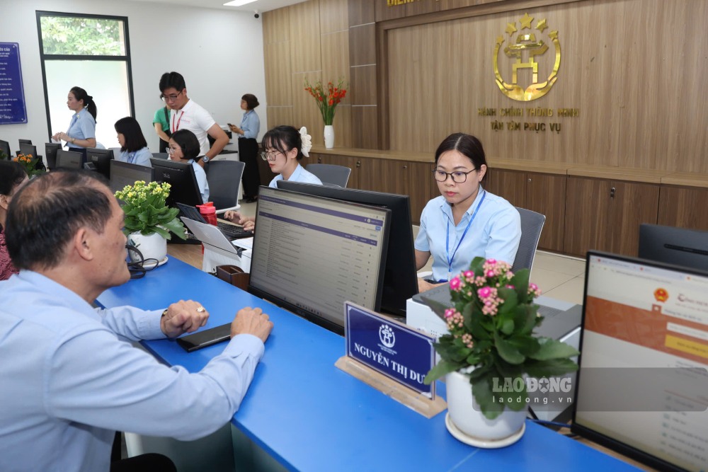 Organizar y simplificar la estructura organizativa, especialmente las unidades de servicio público de los ministerios, sectores y localidades. En la foto, la gente del barrio de Tay Ho (Hanoi) resuelve los trámites administrativos. Foto: Pham Dong