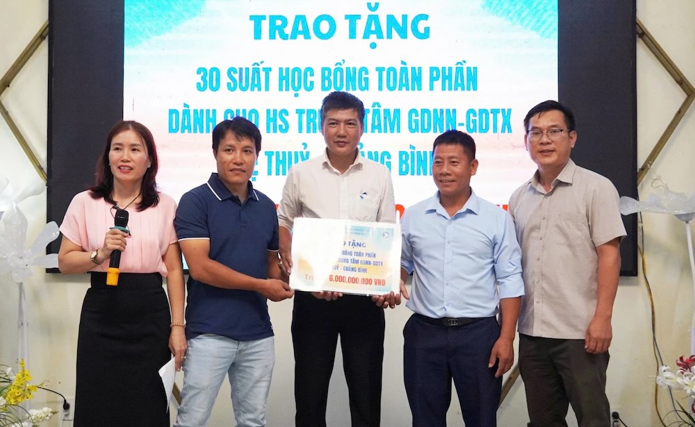 Representatives of HLC Holdings award scholarships to students of Le Thuy Vocational Education - Continuing Education Center. Photo: HLC Holdings provided