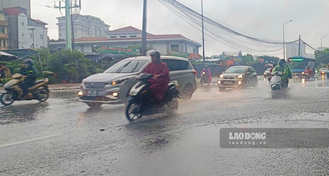 Cơn mưa lớn khiến nhiều khu vực trên đường Phạm Hùng ngập nước. Ảnh: Hải Danh