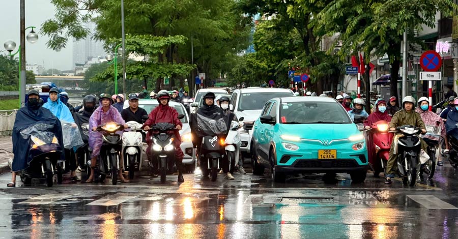 Tại đường Nguyễn Ngọc Vũ, các phương tiện chấp hành nghiêm chỉnh luật giao thông nên không ghi nhận hiện tượng ùn tắc. Ảnh: Linh Anh