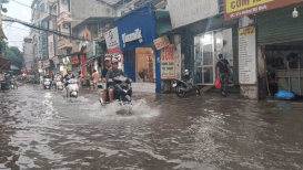 ハノイに大雨が降り、浸水箇所が発生.