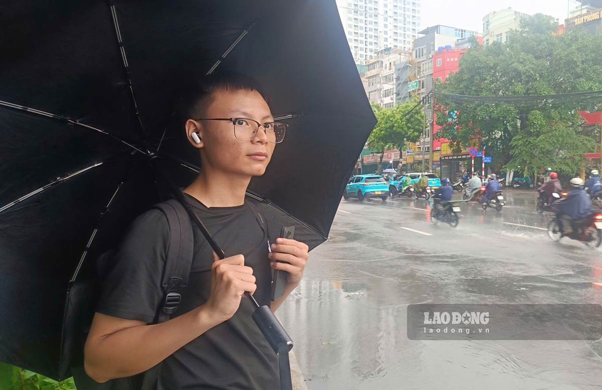 Theo chia sẻ của bạn Trần Đồng Toàn (Hà Nội), mưa lớn khiến nhiều tuyến đường quanh khu vực Mỹ Đình ngập sâu, việc di chuyển trở nên khó khăn, ngay cả người đi bộ cũng gặp nhiều trở ngại. Ảnh: Hải Danh