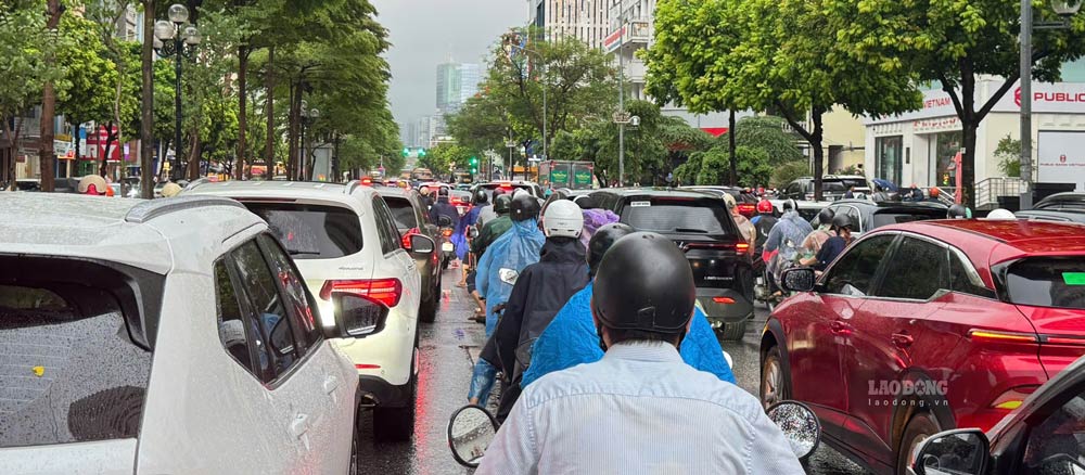 Trời mưa to giờ tan tầm nên một số khu vực ùn ứ cục bộ, hình ảnh ghi nhận tại đường Trung Kính.