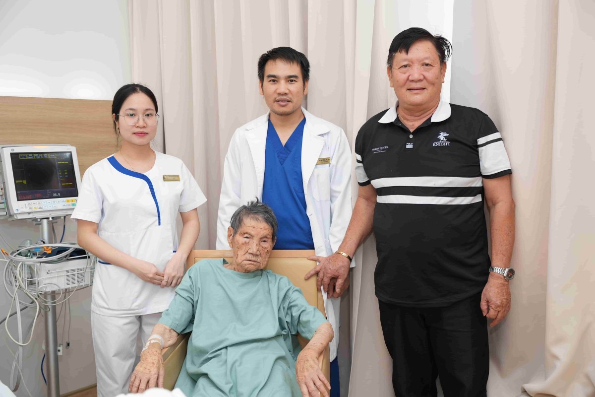 Dr. Vu Van Quan and the Vinmec Hai Phong nursing team examine and congratulate Mrs. Hoang Thi Hat (103 years old) on her positive recovery after surgery. Photo: Vinmec