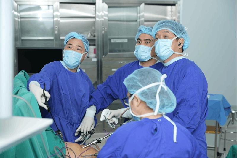 Ê-kíp phẫu thuật Vinmec Hải Phòng thực hiện ca mổ cho cụ bà Hát sau quá trình hội chẩn và đánh giá toàn diện. Ảnh: Vinmec