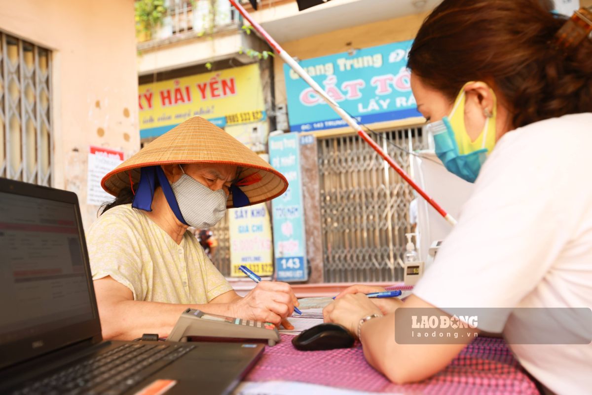 The proposal to remove the regulation that the power of attorney to receive pensions and social insurance allowances is only valid for 12 months is receiving attention from many beneficiaries. Photo: Hai Nguyen
