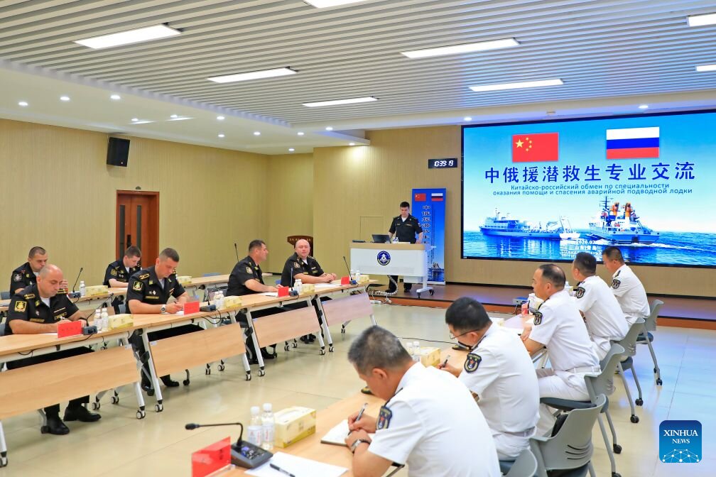 Quân nhân hải quân Trung Quốc và Nga tham gia hội thảo chuyên môn về tìm kiếm, cứu nạn tàu ngầm trong khuôn khổ cuộc tập trận hải quân chung “Joint Sea - 2026“. Ảnh: Xinhua