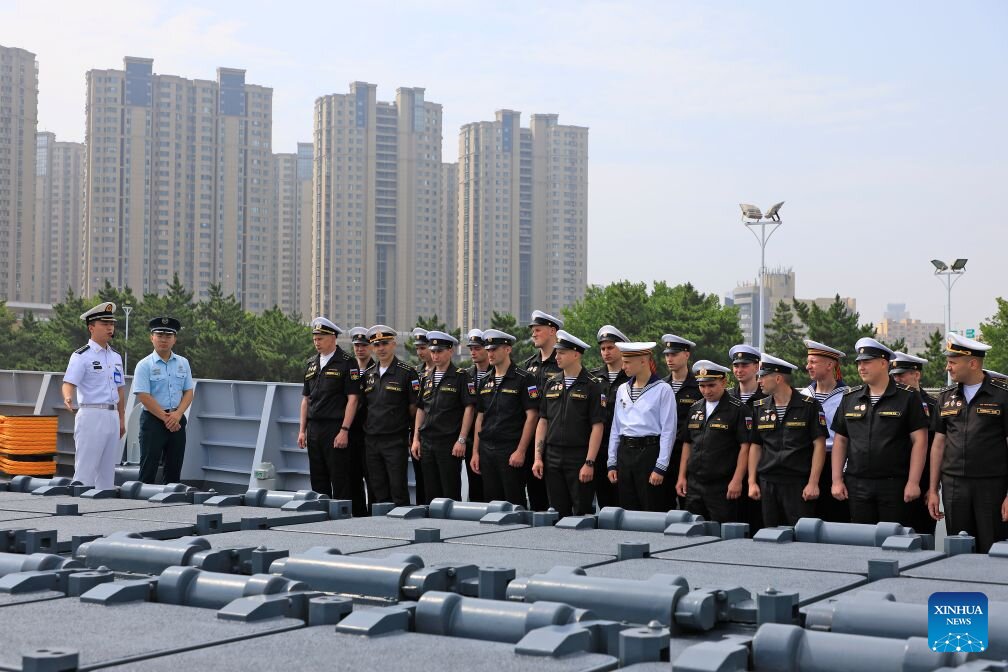 Thủy thủ Nga tham quan tàu khu trục tên lửa dẫn đường Kaifeng của Hải quân Trung Quốc trước khi bước vào giai đoạn diễn tập trên biển của “Joint Sea - 2026“. Ảnh: Xinhua