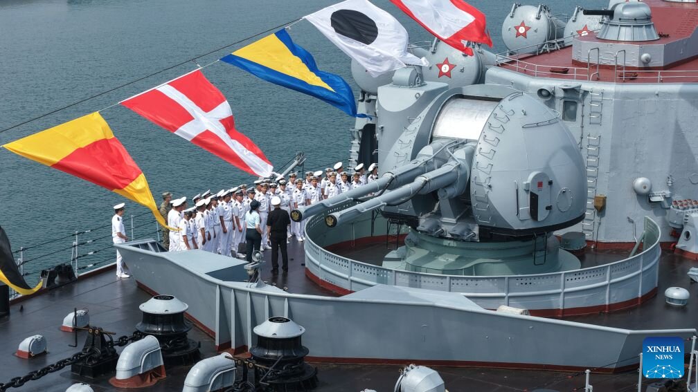 Militares chinos que participan en el ejercicio naval conjunto "Joint Sea - 2026" visitan el crucero de misiles Varyag de la Armada rusa el 8 de julio. Foto: Xinhua