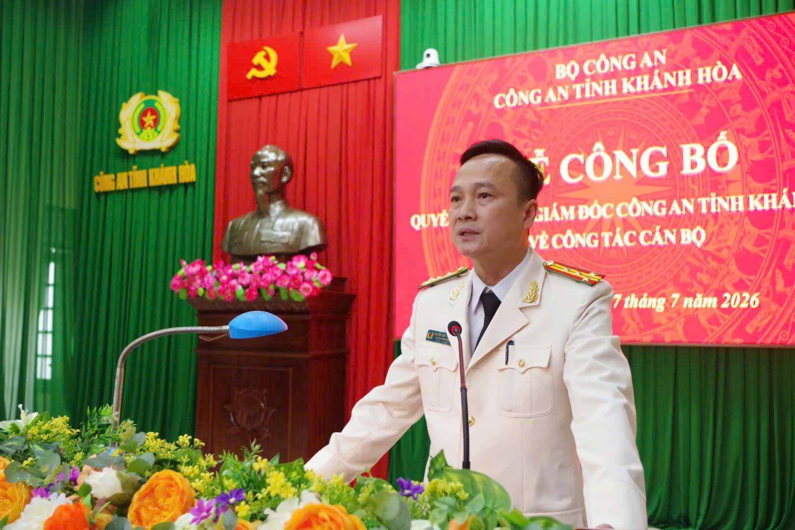 Colonel Nguyen Duc Trong speaks after receiving the transfer decision. Photo: Khanh Hoa Provincial Police