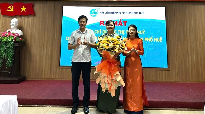 Ms. Duong Thi Thu Thuy - Chairwoman of Hue City Women's Union, term XVII, term 2025 - 2030 (middle) - launched and received her assignment. Photo: Hue City Women's Union provided