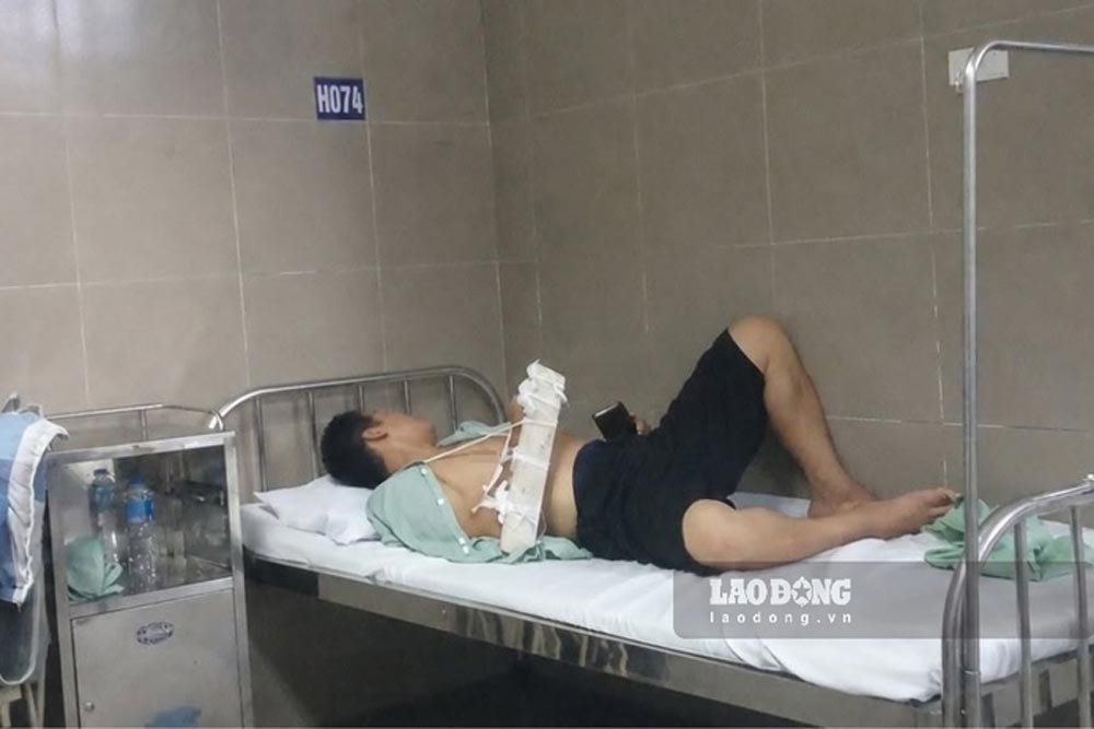Just because he tried to work on a "good day", Mr. Minh's father broke his arm. Photo: Duong Trung Minh