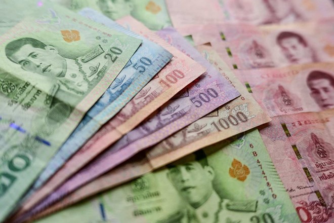 Thailand maintains emergency borrowing plan of 400 billion baht (about 11.95 billion USD) after new ruling by the Constitutional Court. In the photo: Thai baht. Photo: AFP