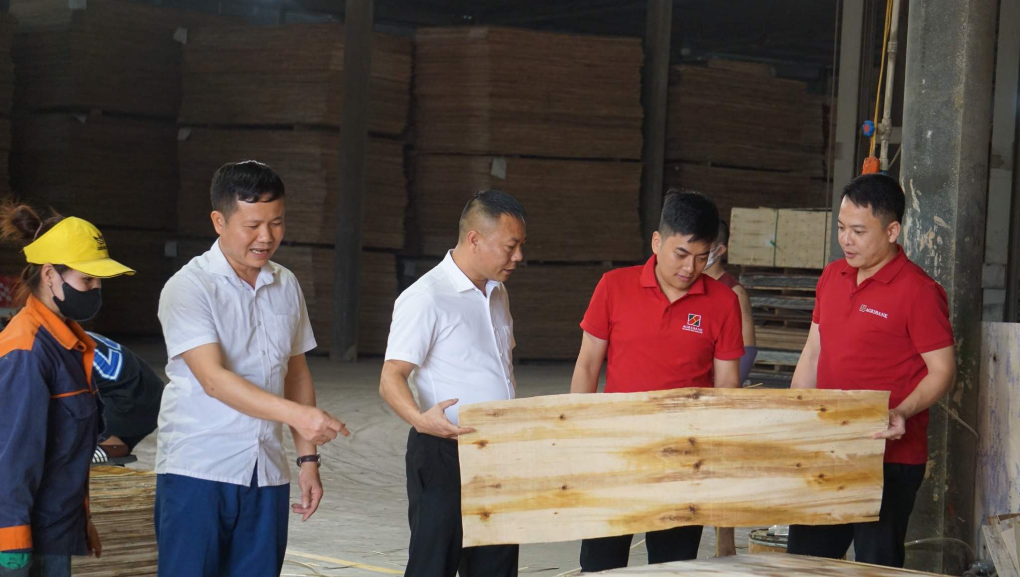 Nguồn vốn Agribank đã hỗ trợ khách hàng Vũ Đăng Bắc, Giám đốc Công ty TNHH Lâm sản Đại Phát (giữa) để sản xuất và xuất khẩu sản phẩm gỗ có chứng chỉ FSC sang châu Âu