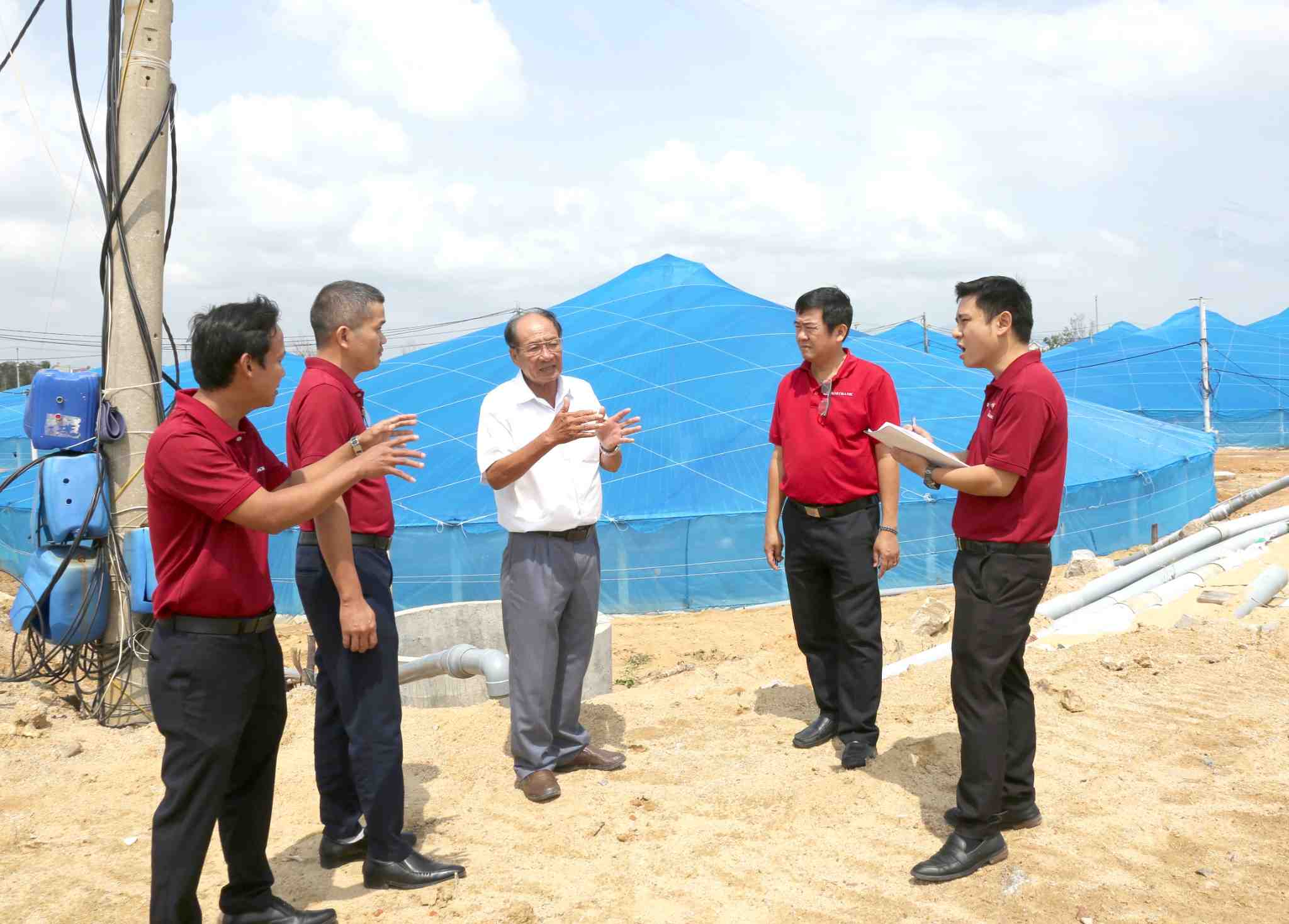 Nguồn vốn Agribank đã hỗ trợ khách hàng Nguyễn Ngọc Châu (áo trắng), Giám đốc Công ty TNHH Ngọc Châu (xã Đề Gi, Gia Lai) vượt qua khó khăn, khôi phục sản xuất sau bão lũ