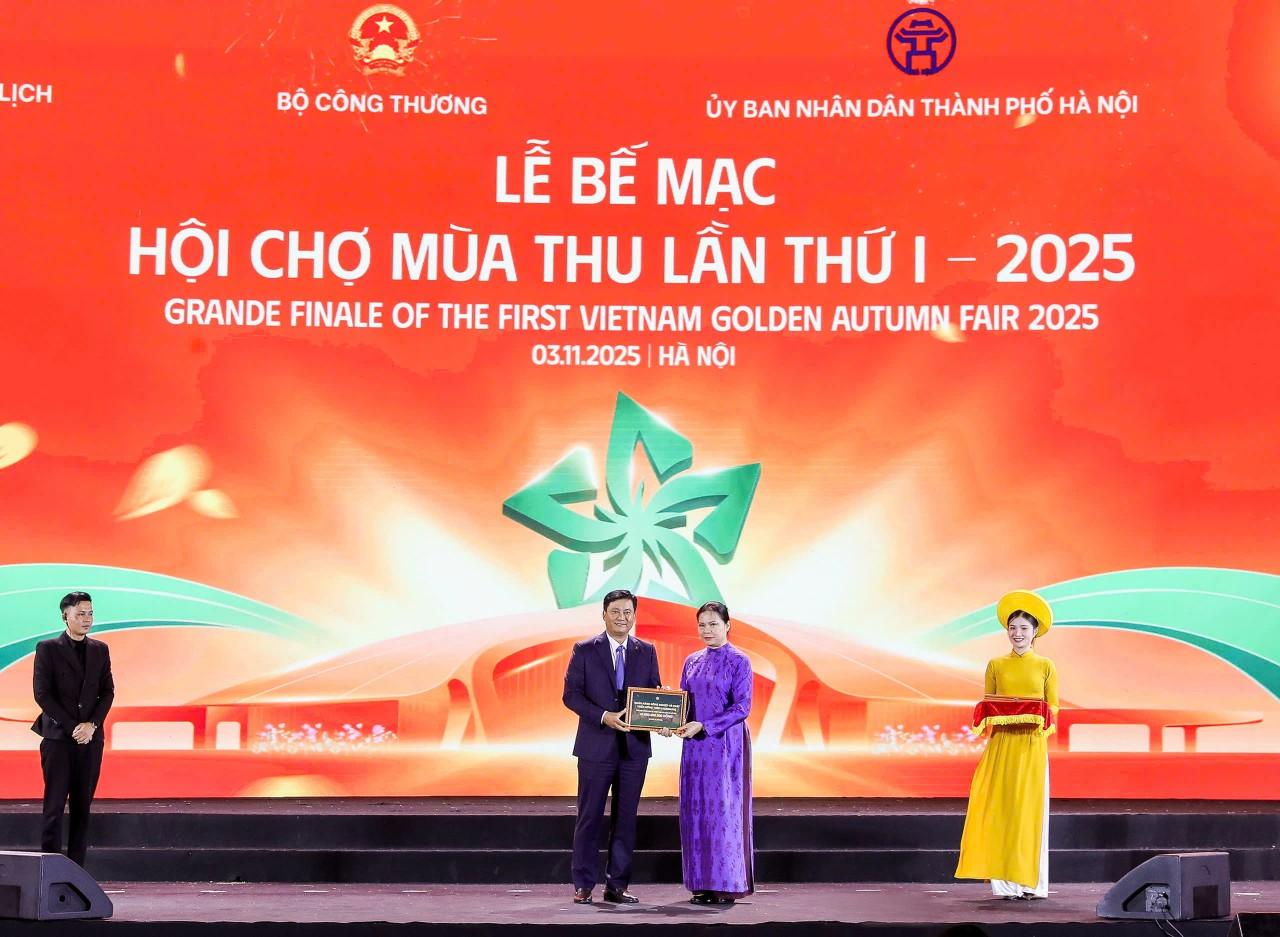 Tại sự kiện Lễ bế mạc Hội chợ mùa thu lần thứ I năm 2025 tại Hà Nội, Tổng Giám đốc Agribank Phạm Toàn Vượng trao 10 tỷ đồng hỗ trợ an sinh xã hội nhằm chung tay cùng cả nước hỗ trợ đồng bào khắc phục hậu quả nặng nề do mưa lũ