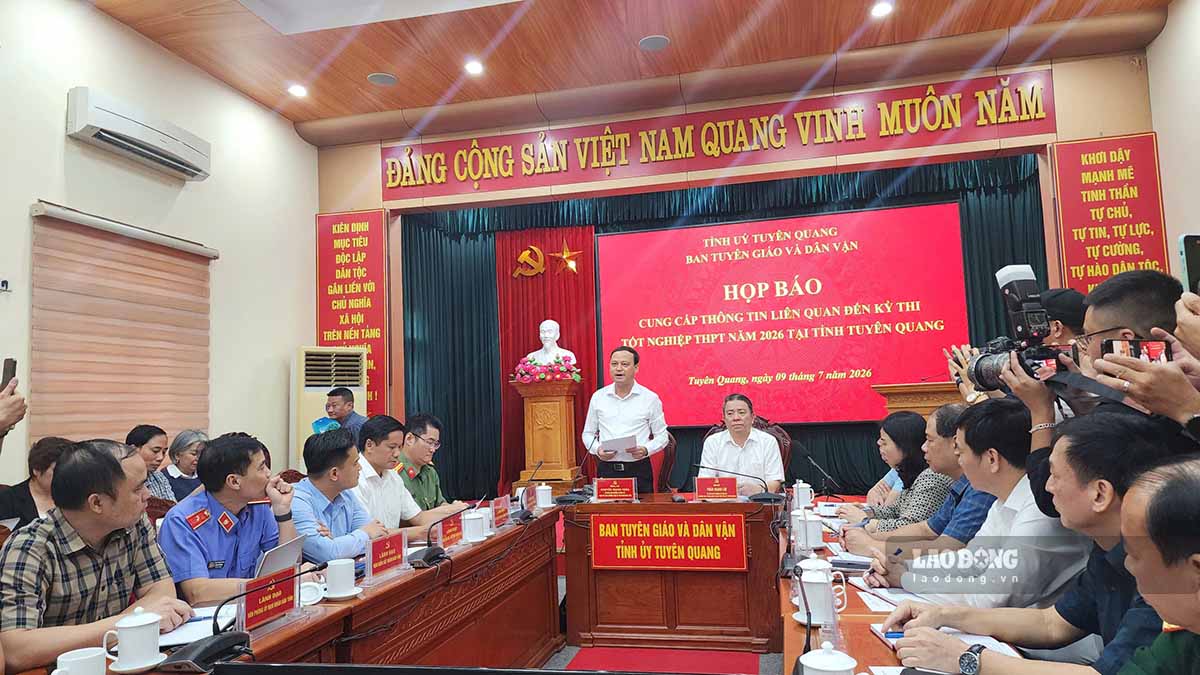 Leaders of Tuyen Quang Provincial People's Committee affirmed that ensuring maximum benefits for candidates does not violate regulations. Photo: Nguyen Tung.