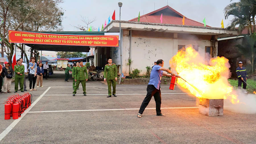 L'équipe d'incendie et de sauvetage de la région de Hòa Bình (Phú Thọ) sensibilise les propriétaires de navires fluviaux à la prévention des incendies, à la lutte contre les incendies et au sauvetage. Photo: Portail d'information électronique de la province de Phú Thọ